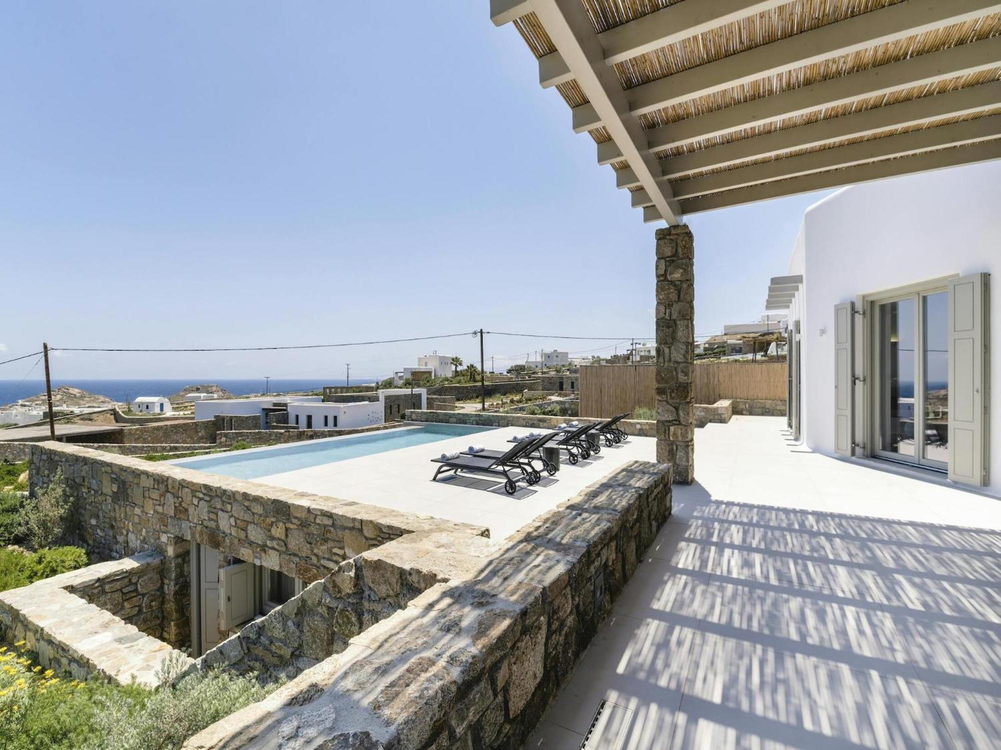 Pristine With Swimming Pool Holiday home
