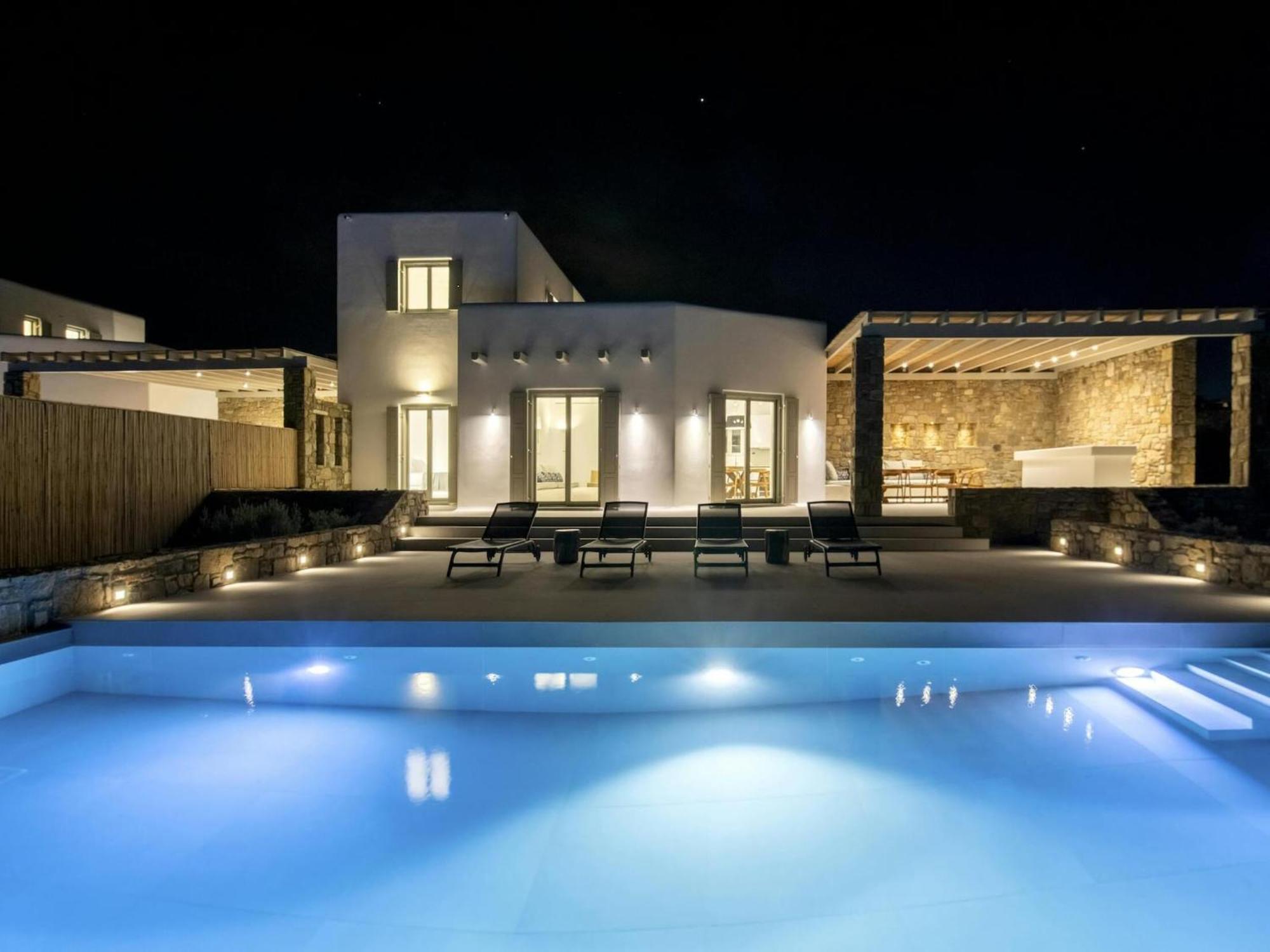 Pristine With Swimming Pool Holiday home